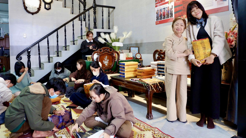 Experience of being a royal pillow - Me Tri Hue (2)